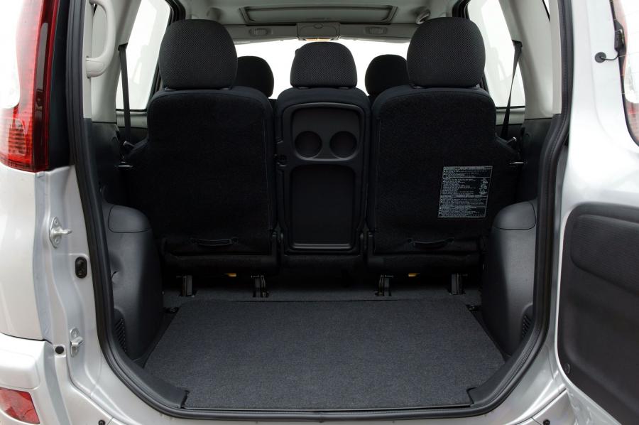  Toyota Yaris Verso 2003 года  (фото 17 из 43)